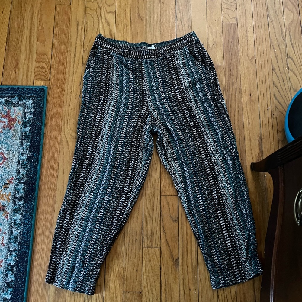 Jessica Simpson patterned capri pants